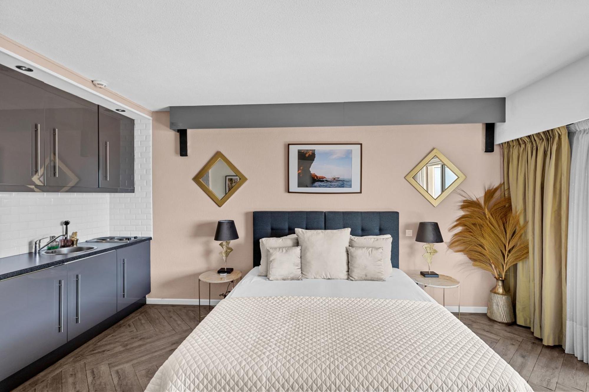 Riviera Beach Hotel Манделю-ла-Напул Екстериор снимка