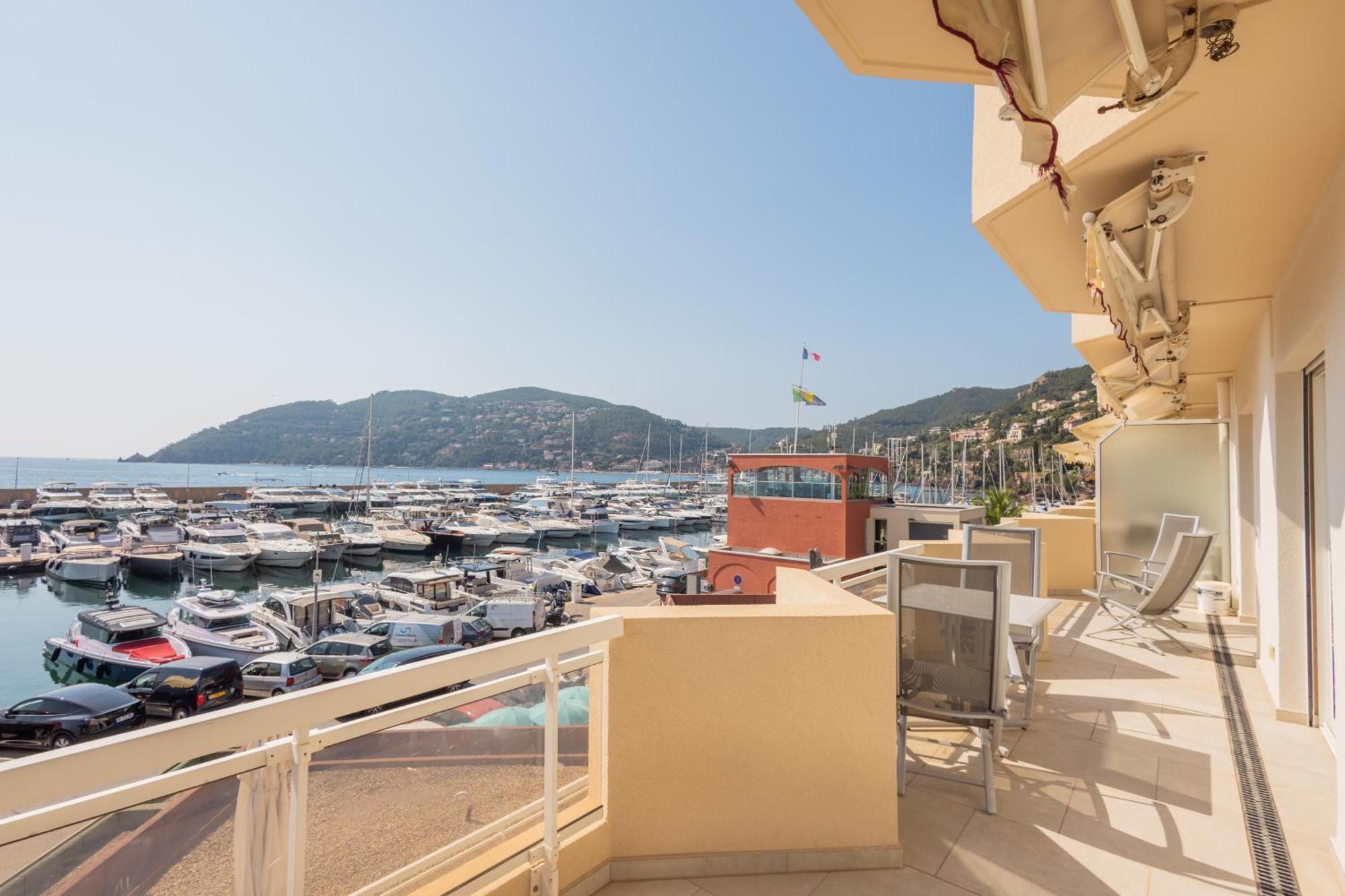 Riviera Beach Hotel Манделю-ла-Напул Екстериор снимка