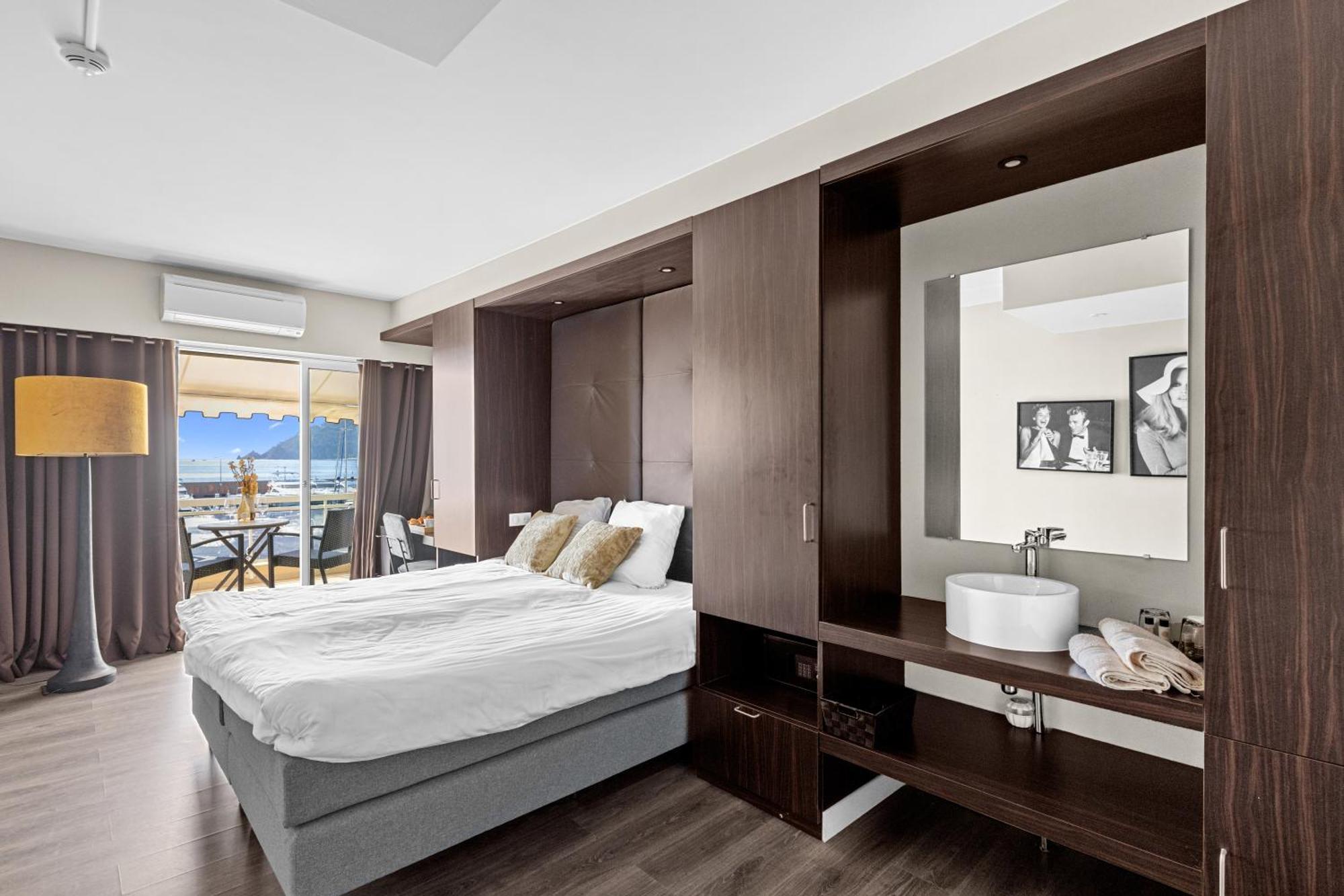 Riviera Beach Hotel Манделю-ла-Напул Екстериор снимка